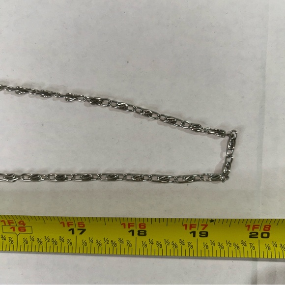 Elegant Silver Handbag with Chain Strap - Picture 5 of 10